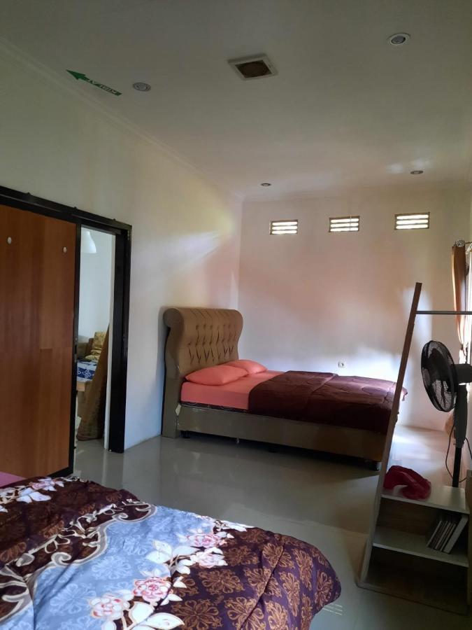 Villa Dhanty Bogor Exteriör bild