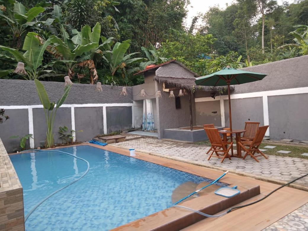 Villa Dhanty Bogor Exteriör bild